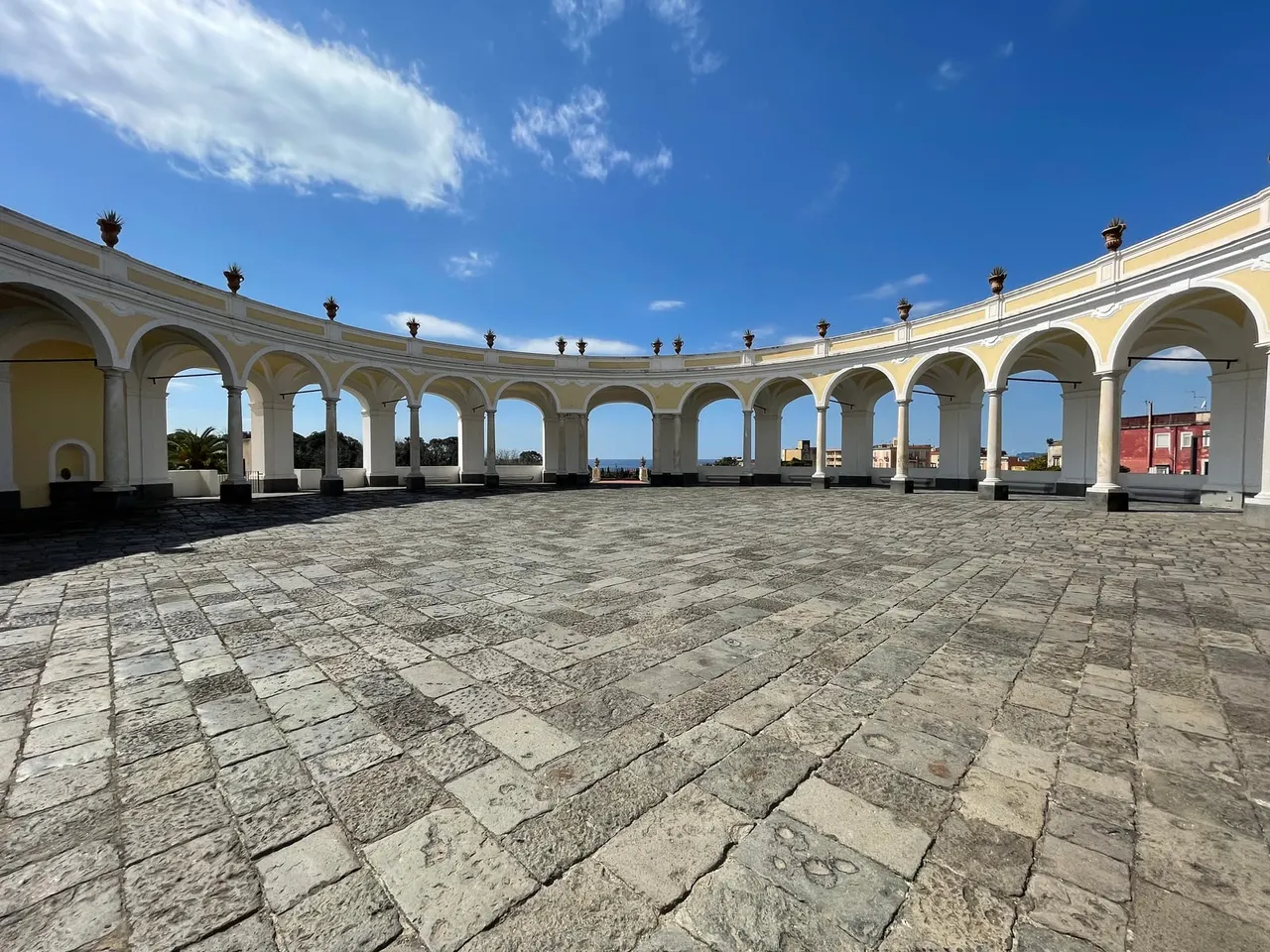 L’esedra ellittica di Villa Campolieto